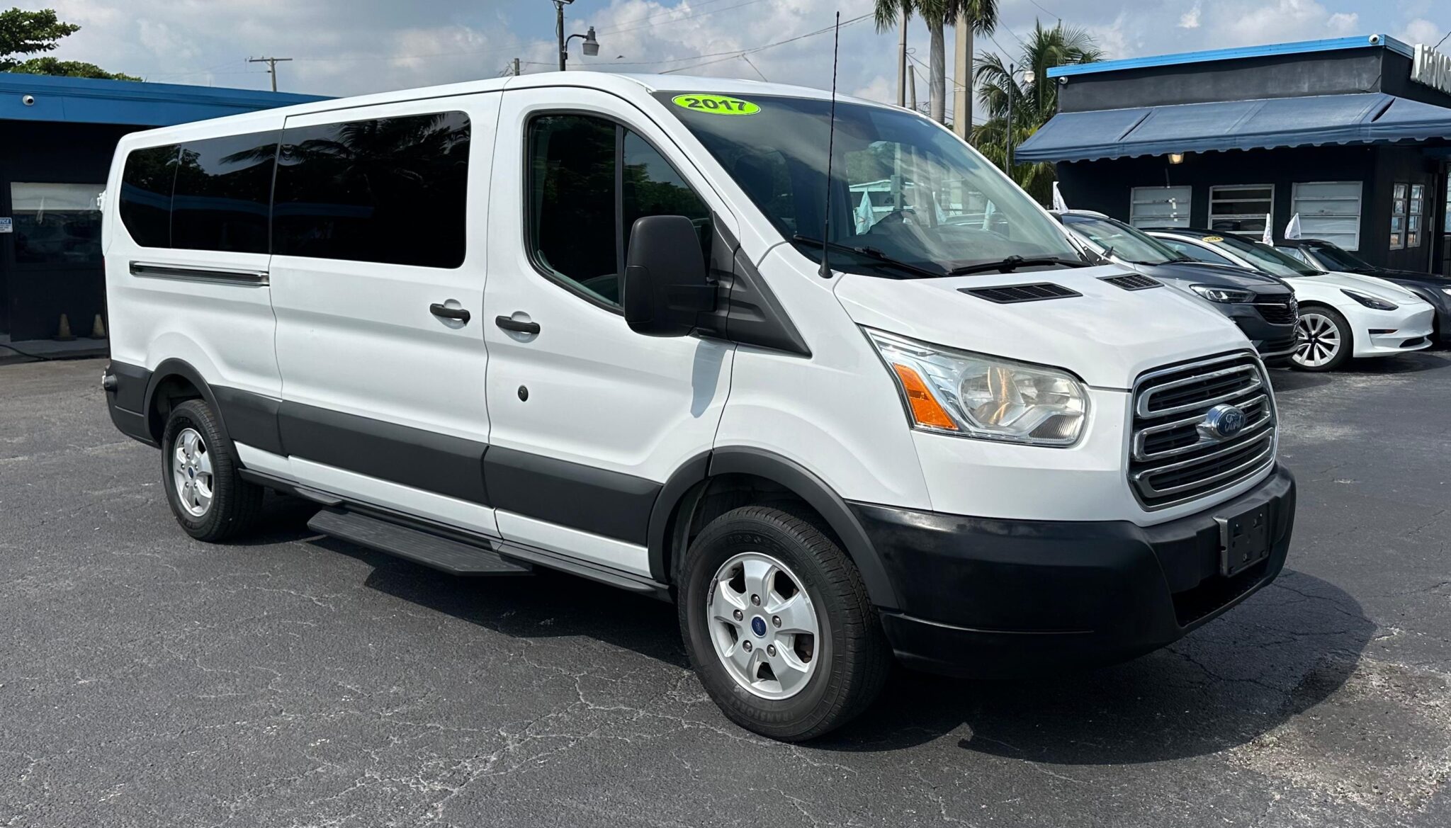 FORD TRANSIT 350 WAGON XLT W/LOW ROOF W/SLIDING SIDE DOOR VAN 3D 2017