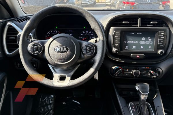 Kia-Soul-2020-3930-steering-wheel-and-radio-autos-usados-de-venta-franco-automotors-miami.