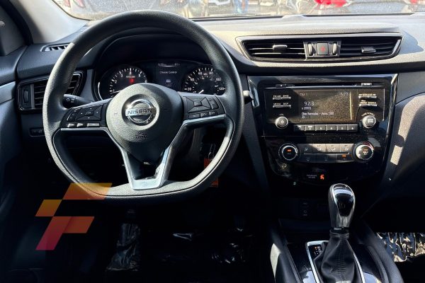 Nissan-Rogue-Sport-2018-3931-steering-wheel-and-radio-autos-usados-de-venta-franco-automotors-miami