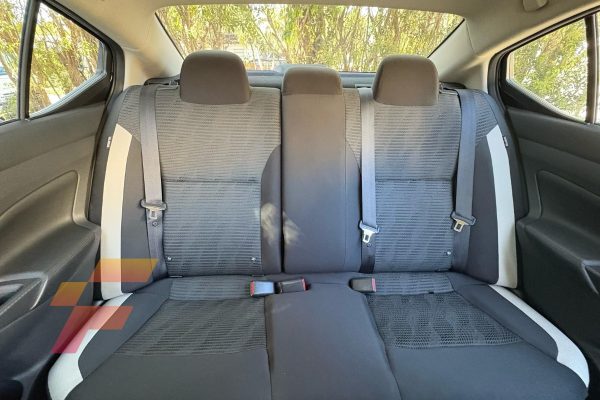 Nissan-Versa-SV-2020-3711C-asiento-trasero-franco-automotors