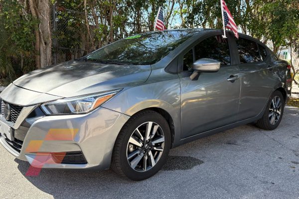 Nissan-Versa-SV-2020-3711C-carro-franco-automotors