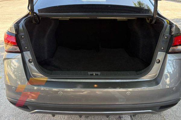 Nissan-Versa-SV-2020-3711C-maletero-abierto-franco-automotors