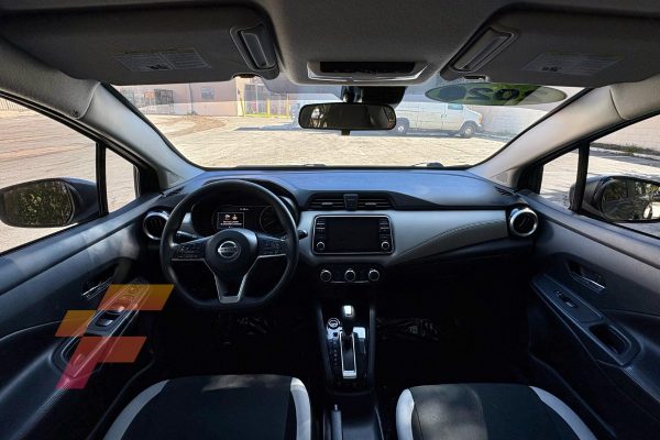 Nissan-Versa-SV-2020-3711C-parte-interior-delantera-franco-automotors