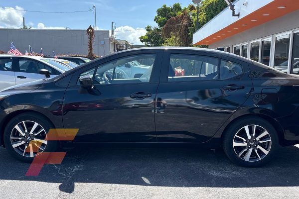nissan-versa-2021-lateral-disponible-a-la-venta-en-Franco-Auto-Motors-Miami