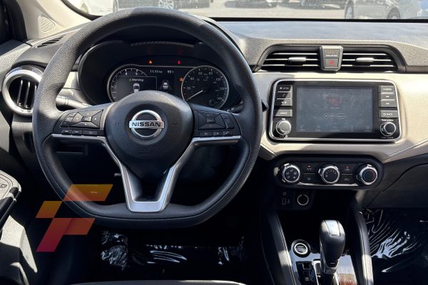 nissan-versa-2021-steering wheel andd radio-disponible-a-la-venta-en-Franco-Auto-Motors-Miami