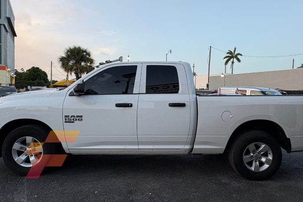 RAM 1500 Classic Quad 2021-3913B-lateral-Franco Automotors-Miami