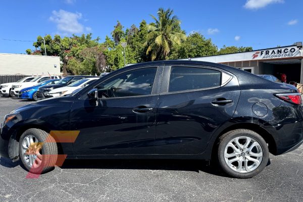 Toyota Yaris IA 2010 - 3906 - lateral - franco automotors