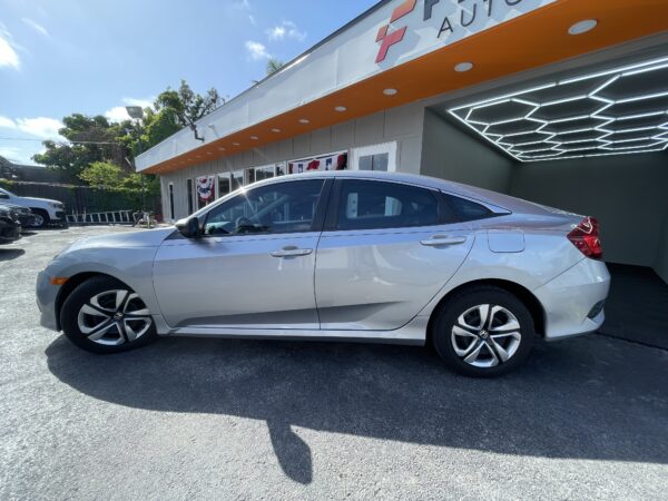 Honda Civic LX 2017 (3901B) - Imagen 3