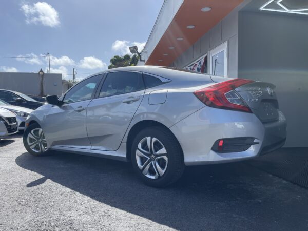 Honda Civic LX 2017 (3901B) - Imagen 4