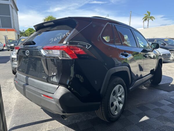 Toyota RAV4 LE 2021 (3641B) - Imagen 4
