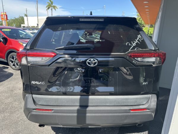 Toyota RAV4 LE 2021 (3641B) - Imagen 6