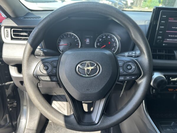 Toyota RAV4 LE 2021 (3641B) - Imagen 8