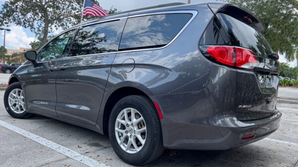 CHRYSLER VOYAGER LXI MINIVAN (3284C) - Imagen 4